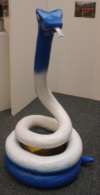 Schlange als Dorfdekoration
